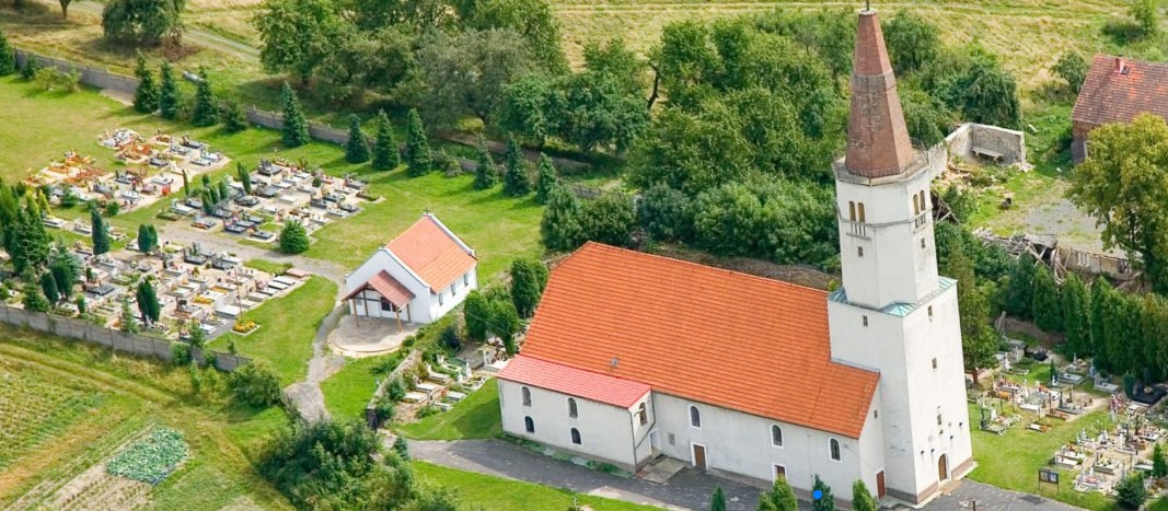 Widok kościoła z lotu ptaka.